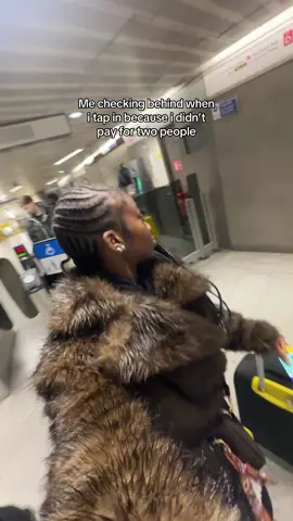 Bye London I’ll be back soon😛 furthermore if idk you and you try PUSH behind me i promise neither of us are getting on that train, komeka te🤣🤣 just ask lool #london #yorkshiregirl #uktiktok #relate #jbabe 