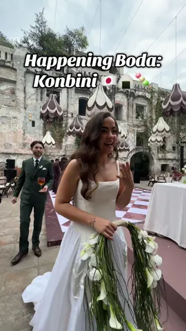 el SECRETO 🤫 mejor guardado de nuestra BODA✨😬  “KONBINI” es una tienda de conveniencia estilo japonesa creada por las increíbles Karava y Bere Pelaez Verdaderamente un sueño hecho realidad, 5 meses de trabajo en 7 minutos. Gracias gracias gracias! ☺️🙌🏼 no pudo haber quedado mas perfecta ✨Producción y Mesa Dulces: @karyaranda_karava  👩🏻‍💻Render y arquitectura: @Bere   💡Iluminacion:  @sahe.mx  Photobooth: @Mirrorball Spot & Booth  Diseño grafico: @marianbiagi  #konbini #japon #happening #boda #mesadulces 📸@kartorres.wcc 
