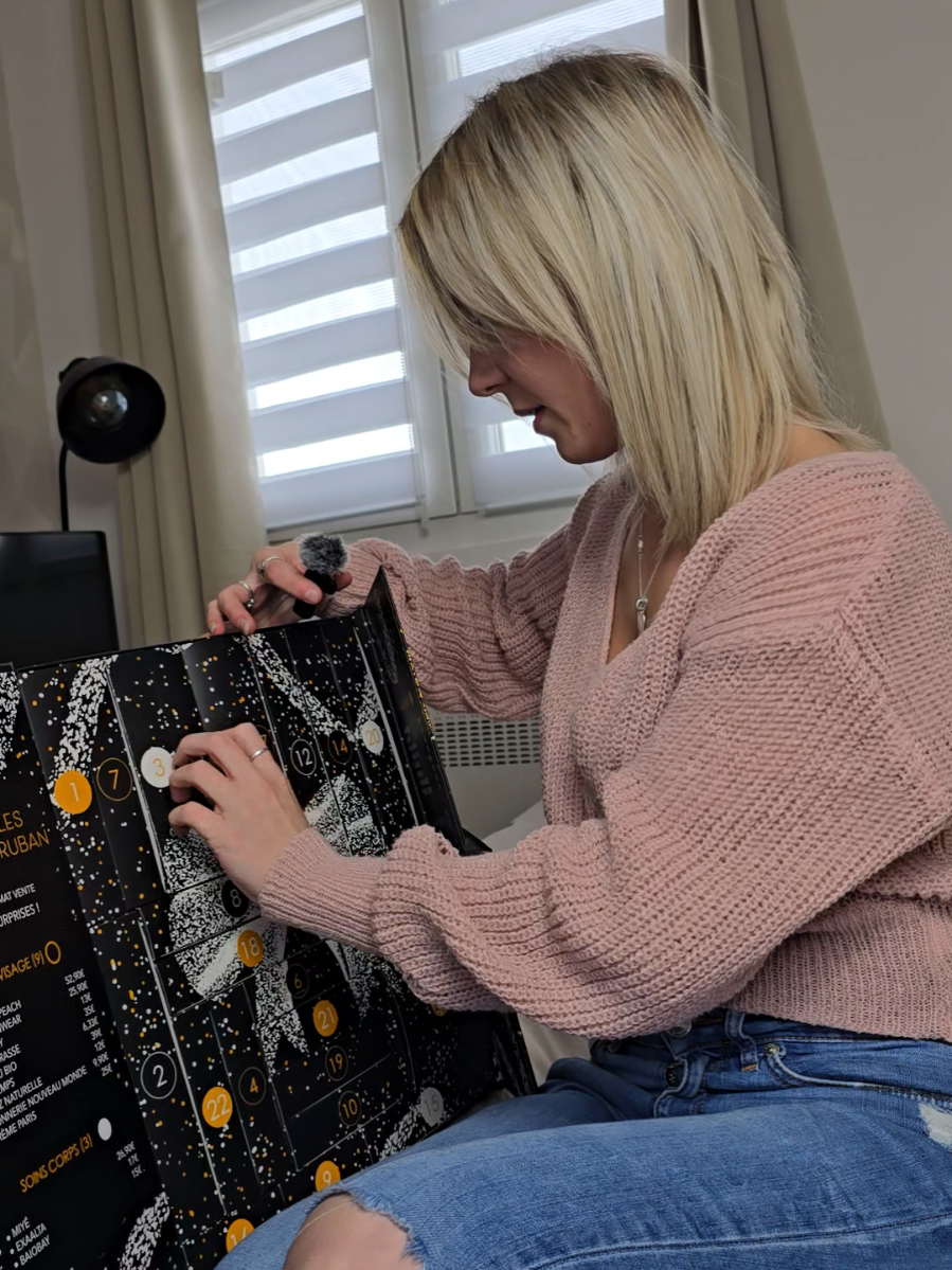 ✨ Le Calendrier de l’Avent Prescription Lab 2025 est arrivé ! ✨ Un écrin élégant renfermant 25 surprises beauté pour patienter jusqu’à Noël 💫 Soins, maquillage, accessoires et même un bijou… une sélection raffinée d’une valeur de plus de 580 € 😍 #calendrierdelavent2025 #ouverturecolis #beauty #calendrierdelavent #adventcalendar 