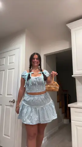 ain’t in Kansas anymore 🧺 #dorothy #dorothycostume #dorothyhalloweencostume #halloween #halloweencostume  