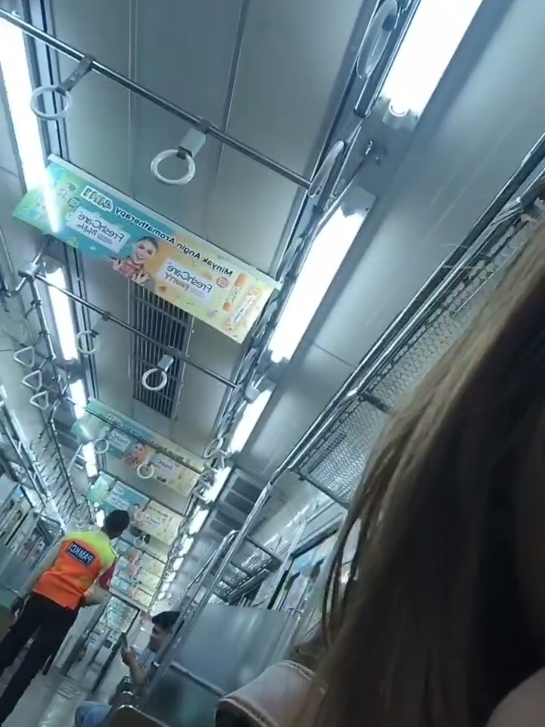 mau sharing dikit ini udah lama si kejadiannya pas plg dari kerja, kebetulan plg agak maleman. di kereta kek biasa karna kecapean aku ketiduran soalnya lumayan jauh juga, trs kebangun karna kaget kirain udah kelewat, ternyata pas aku liat kepala aku agak keluar dari pembatas samping kursi gitu, ternyata baru sampai manggarai. trs gatau kenapa aku pengen nengok ke kiri dan ternyata dia lagi megang hp tp arah nya ke aku gt, bingung dong, kaya ngerekam. awalnya aku ga mikir apa apa, trs lanjut main hp, pas sampai di tanah abang, aku nengok ke dia, ternyata hp nyamakinn miring kaya emng lagi videoin aku, karna kan kehalang pembatas gitu jadi dia posisinya tegak ke depan, tapi tangannya kesamping megang hp kaya ngevideoin gt paham ga? kenapa aku yakin dia ngevideoin aku?soalnya disamping aku gada siapa2 trs depan aku masi ada 1 cewe, tapi arah hpnya ga ke cewe itu, bener2 nyerong ke aku, disitu aku mutusin turun di duri, pas udahsampai duri aku langsung keluar, tapi di situ aku mikir lagi, kalau aku keluar ini dah malem,di duri ga serame di angke kan? jadi aku mutusin buat naik lagi ke angke,jadi masuk lagi di gerbong lain aku pilih yang ada security nya  jaraknya sekitar 3 gerbong lah, posisi makin sepi sambil panik aku blg ke security nya 