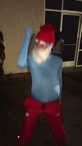 Pourquoi quelqu’un vomis derrière moi?  #halloween #smurf #funnycostume 