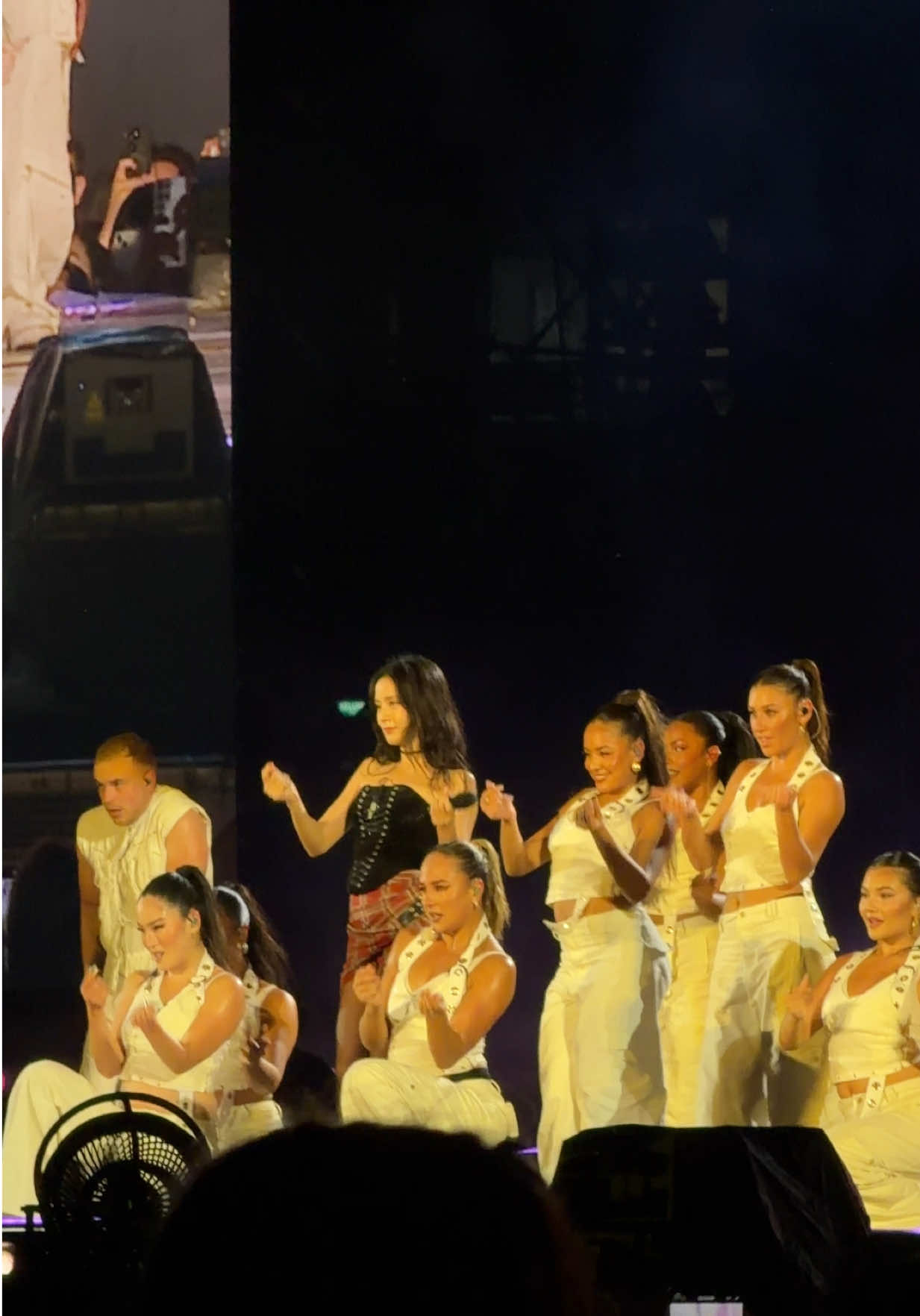 Jisoo - Hugs and Kisses, Earthquake (Deadline tour Jakarta day 2) #deadlineinjktday2 #deadline_in_jakarta #jisoo #jakarta #deadlineworldtour 