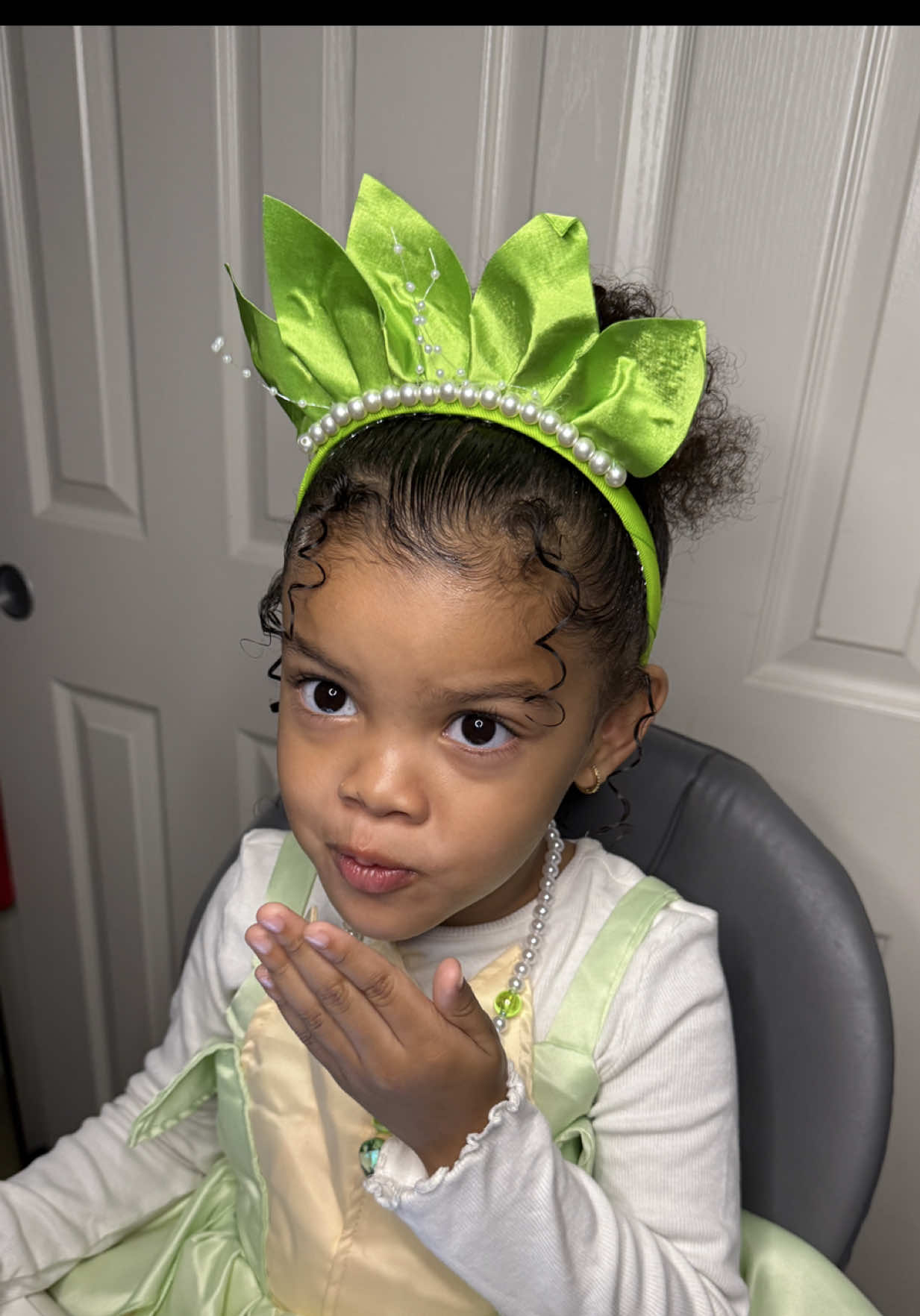PRINCESS TIANA 👸🏽 Hair bands: Proclaim Products used: • @T is for Tame Taming Gel • @Hairitage by Mindy Curl Creme #princesstiana #halloweenhair #girlhairstyles 