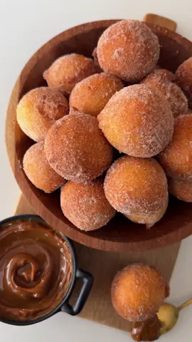 Bolinho de chuva ☔️ 😮‍💨 O bolinho de chuva perfeito existe, e eu posso provar ❤️ Ingredientes:  2 ovos  1 xícara de leite  1/4 de xícara de açúcar  Gotinhas de essência de baunilha  Aproximadamente 2 xícaras de farinha de trigo (até dar o ponto do vídeo)  1 colher de sopa de fermento em pó  Para passar os bolinhos:  1/2 xícara de açúcar  1 colher de chá de canela em pó  Passo a passo no vídeo, com a ajuda de uma colher vá fritando os bolinhos em óleo não tão quente igual mostro no vídeo, escorra e passe na mistura de açúcar e canela. Aproveite! Fica surreal de bom 😮‍💨 #bolinhodechuva #comida #receitas #sobremesa #confeitaria    