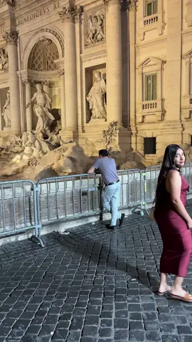 Placeres de la vida 🥰 caminar a la 1 de la mañana por la Fontana Di Trevi 😍 #fontanaditrevi #roma 