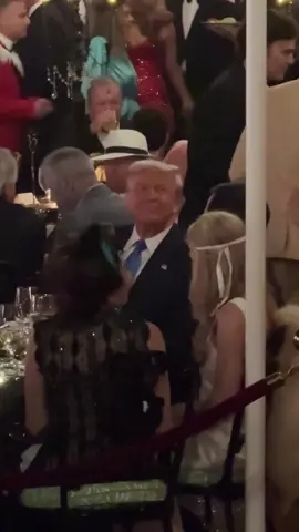 Resulta que Trump gastó 3.4 millones de dólares del dinero público en su viaje a Mar-a-Lago para organizar una fiesta de Halloween al estilo El Gran Gatsby, mientras más de 700,000 estadounidenses no recibieron su sueldo