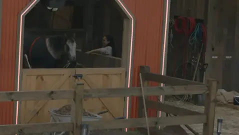 #LisVega se despidió de #Canelo, #Hidalgo y su mamá 🐴🐎 con mucho cariño 💕 agradeciéndoles por acompañarla en cada momento dentro de mi granja 🌾 Lunes a viernes 9:00 p.m. por Azteca UNO Domingo La Gala 8:00 p.m. por Azteca UNO #LaGranjaVIP 🌾 Transmisión 24/7 en #DisneyPlus, vive la experiencia completa.