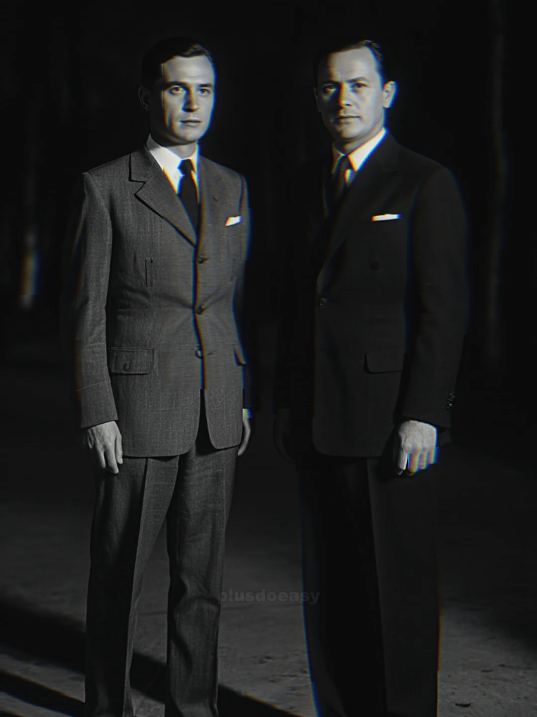 O Prisioneiro que Sumiu das Fotos. #shorts Ele era um herói do regime… até discordar de uma ordem. Em poucas horas, desapareceu — não só da vida, mas da história. Fotos oficiais foram reeditadas, jornais censurados, e até seus colegas fingiram que ele nunca existiu. Um apagamento tão perfeito que quase convenceu o mundo inteiro. Mas nas imagens antigas… o vazio ainda está lá. Um lembrete de que o poder não precisa matar — só apagar. #históriasecreta #mistériohistórico #conspiração #regimeoculto #apagamentohistórico #sombrahistórica #terrorreal #segredosdopoder #videohistórico #curiosidades #históriadearrepiar #horrorpsicológico #parahistoria #filmemisterioso #tiktokhistória