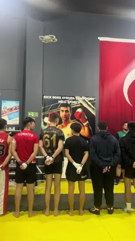 🥊 Metin Sezer Spor Kulübü Milli takım antrenörleri eşliğinde, Avrupa ve Dünya şampiyonlarının da bünyesinde bulunduğu; Bursa’nın en başarılı ve en prestijli spor kulüplerinden birinde yerinizi alın!  Burada hem eğlenerek hem de stres atarak kendinizi savunmayı öğrenirken, disiplin ve azimle şampiyonluğa giden yolda ilerleyeceksiniz. 🏆 Hedefiniz şampiyonluksa, doğru adrestesiniz! — Metin Sezer Bursa Kick Boks İl Temsilcisi Kick Boks Milli Takımlar Antrenörü 🇹🇷 #MetinSezerSporKulübü #KickBoks #BursaSpor #MilliTakım #ŞampiyonlarYetişiyor   