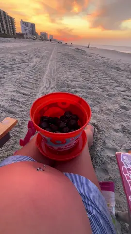 Take me back to 28 weeks pregnant, beach vibes, and sunrises 😭