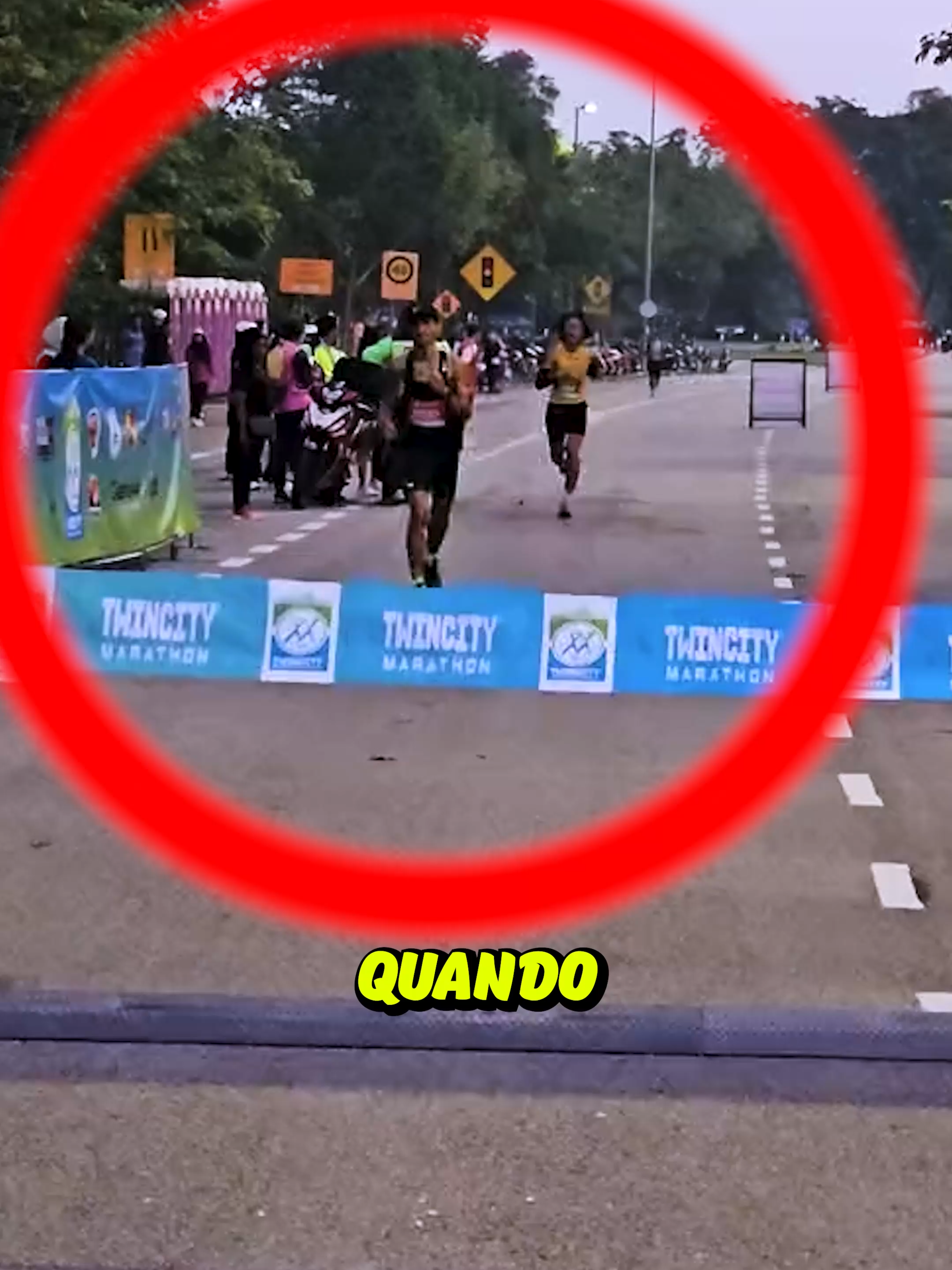 O gesto que comoveu o mundo das corridas 🏃‍♂️❤️   Ele estava a segundos da vitória quando suas pernas falharam… e caiu bem diante da linha de chegada. O atleta atrás parou para ajudá-lo, mas outro corredor se aproximava rapidamente. O que ele fez depois dividiu opiniões no mundo inteiro. Você acha que ele agiu certo?   🎥: @checkpointspot  #maratona #corridalivre #tenisdecorrida #esporte