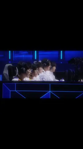 Vậy mà đã một năm trôi qua rồi. Mình không thể nói rằng cảm xúc lúc ấy của mình không phai đi, nhưng mình luôn biết rằng đêm hôm ấy, ngày hôm ấy là khoảnh khắc hạnh phúc nhất đời mình.  Cảm ơn các cậu vì đã cho mình đoạn thời gian được đồng hành thật quý giá. Cảm ơn các cậu vì đã kiên cường vượt qua tất cả những khó khăn lúc ấy, cho mình động lực, niềm tin để không bỏ cuộc giữa chừng. Kỉ niệm của các để lại trong trái tim mình không chỉ có những khoảnh khắc chiến thắng mà là mỗi ngày, mỗi giờ, mỗi nụ cười, mỗi khi thất bại, mỗi khi mệt mỏi, mỗi khi cùng nhau ăn trưa, ăn tối mỗi lúc ngồi bên nhau. 