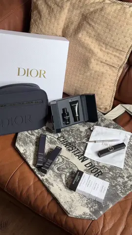 unboxing my new purchase from @Dior  @Diorbeauty ft. Free surprise Tote bag for Platinum Members 🌷🪽🤍 #diorbeauty #dior #platinummember #diorsauvage #diorgifts 
