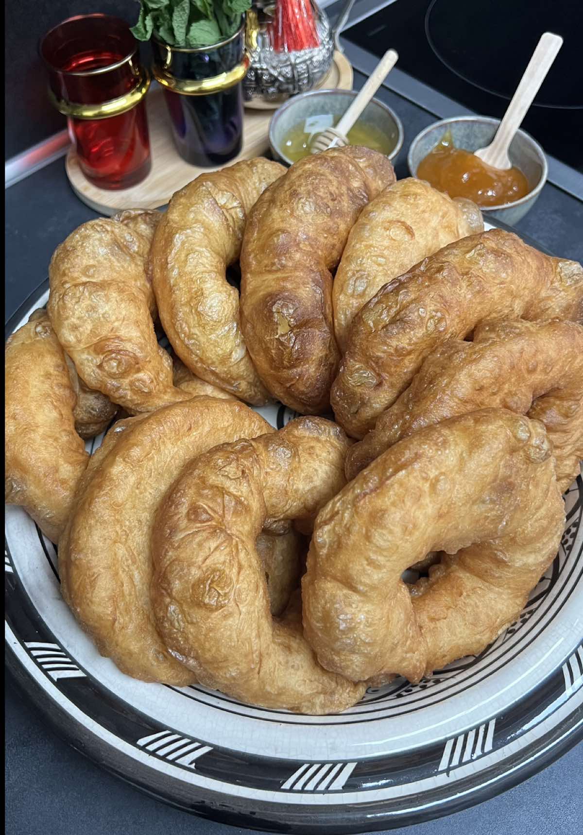 ✨•Sfenj Rezept • marokkanische Donuts 🇲🇦✨ ✨Außen knusprig, innen fluffig - ein Stück marokkanische Tradition auf deinem Teller Mit einfachen Zutaten und etwas Geduld bekommst du den perfekten Sfnej-Teig. Am besten warm servieren mit Honig oder Zucker - purer Genuss! 🇩🇪Zutaten: 500 g Mehl EL Zucker EL Trockenhefe TL Salz EL Essig 300 ml warmes Wasser 50 ml Milch Öl zum Frittieren 👩🏻‍🍳Zubereitung: In einer großen Schüssel Mehl, Zucker, Hefe und Salz gut vermischen. Dann Essig, Milch und warmes Wasser hinzufügen. Alles zu einem weichen, leicht klebrigen Teig verrühren - am besten mit der Hand oder einem Holzlöffel. Den Teig 15 Minuten ruhen lassen, damit die Hefe arbeiten kann. Danach den Teig noch einmal kräftig durchkneten, bis er geschmeidig wird. Jetzt abgedeckt 30 Minuten ruhen lassen, bis der Teig leicht aufgegangen ist. Hände leicht mit Öl bestreichen und den Teig in kleine Stücke teilen. Jede Portion zu einer Kugel formen und mit dem Finger ein Loch in die Mitte drücken - so entsteht die klassische Sfnej-Form. Öl in zwei Pfannen erhitzen, in einer Pfanne mehr Öl als in der anderen. Die Sfnej vorsichtig ins heiße Öl geben in die Pfanne mit wenig Ol damit die Sfnej eine schöne Form bekommen und schnell in die zweite Pfanne geben und goldbraun frittieren, dabei regelmaßig wenden. Auf Küchenpapier abtropfen lassen und warm servieren - pur oder mit Honig. #الشعب_الصيني_ماله_حل😂😂 #المغرب🇲🇦تونس🇹🇳الجزائر🇩🇿تركيا🇹🇷_العراق🇮🇶#اكسبلور #viral #fyp 