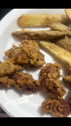 What are you eating? I am eating livers and gizzards (I ate the livers already) and homemade potato wedges. I like my gizzards fried hard, how about you? My drink is a ginger ale. #goodfood #livers #gizzards #wedges #friedhard