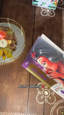 Un peu de coloriage avec un fond film de Noël 🥰 #asmr #ASMR #coloring #malefica #asmrsounds 