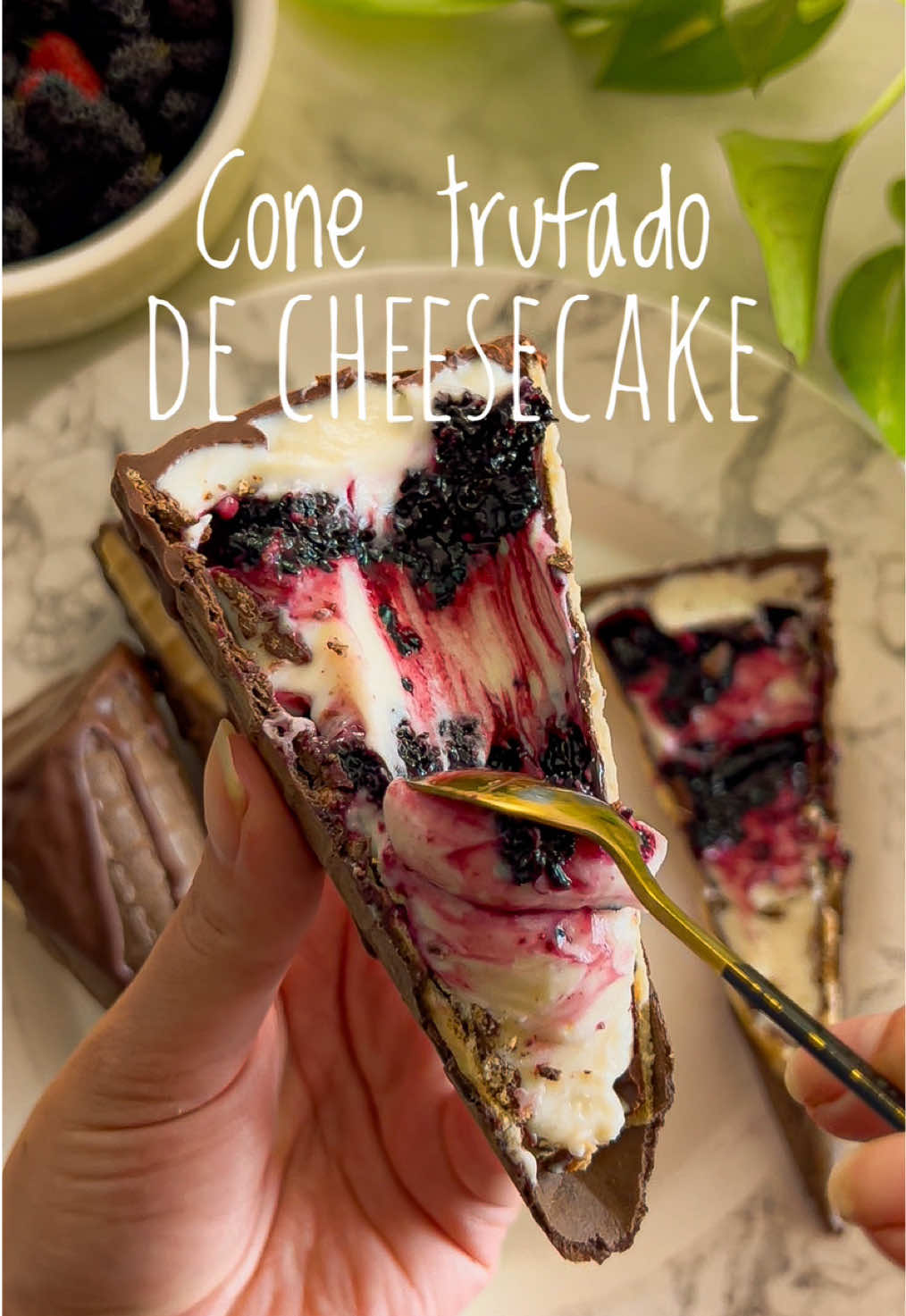 Cone trufado de cheesecake  Geleia  1kg de amora 350g de açúcar  1 limão espremido  Creme 300g de cream cheese 100g de creme de leite 200g de chocolate branco derretido Suco de meio limão  6 casquinhas de sorvete  400g de chocolate para banhar
