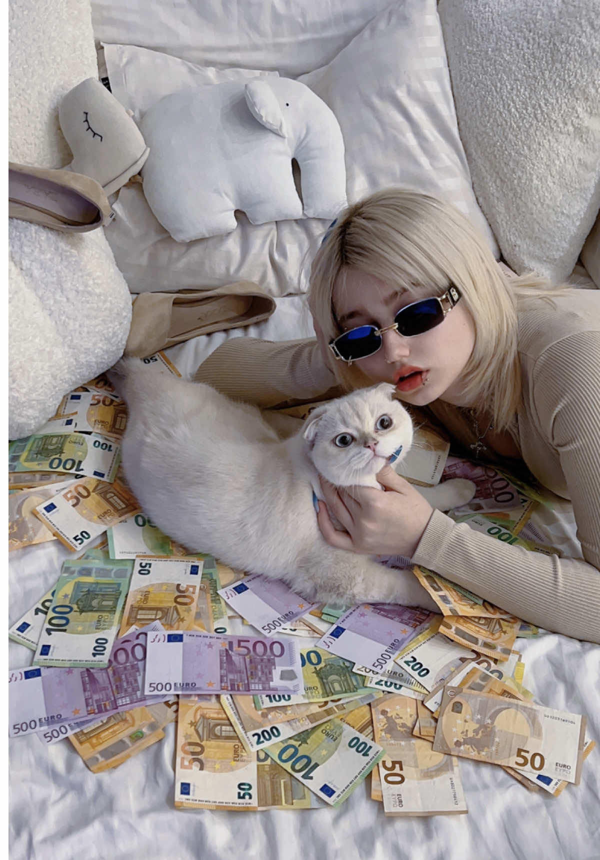 who wants some towel crepe roll?👀 _______________________________ 👩🏼‍🍳🍓🥭🐈‍⬛🪄 . . Ingredients: تخم مرغ ا عدد شکر 15g نمک آرد 50g کره آب شده 10g شیر پودر خامه( که با همزن و نصف لیوان شیر خوب هم میزنید تا سفت بشه) _________________________________________ زمان تهیه :15 min زمان پخت:30min۱ 1) تخم مرغ رو داخل کاسه بشکنید.یک پنس نمک به آن اضافه کنید. کمی بزنید تا از حالت لختگی دربیاد. 2) شکر رو اضافه کنید کمی هم بزنید. 3) آرد رو اضافه کنید.خوب ترکیب رو مخلوط کنید.سپس کره آب شده وشیر رو کم کم اضافه کنید. درانتهایک مایع رقیق داریم.که میتونید آن را چند قسمت کنید.در ظرف جدا وبه اون رنگ خورکی بزنید 4) کف ماهیتابه نچسب را خیلی کم با کره چرب کنید..روی حرارت ملایم قرار دهید.ازمایع یک ملاقه بریزید. ماهیتابه را بچرخانید تا همه جای آن پخش شود .وقتی یک طرف آن پخت.کرپ رابرگردانید.تادوطرف آن بپزد .به همین صورت همه کرپ هارو بپزید. 5) کرپ رو پهن کنید روی سطحرو با پودر خامه های که قبلا با شیر همزدید و یا حتی خامه قنادی که قبلا آماده کرده اید وهمزده هست. روی اون به اندازه یک سانت پهن کنید.کرپ بعدی رو درانتهای کرپ اول طوری که یک سانت روی هم باشند گذاشته بادست فشاردهید تا به هم بچسبندوخامه بزنید .از یک طرف رول کنید.همین طور ادامه دهید تا کرپها تمام شود. 6) رول آماده شده رایک ساعت درفریزر یا بیشتر دریخچال قراردهید تا راحت برش بخورد. 7) میتونید باشکلات یا خامه و حتی میوه های مورد علاقتون اون رو تزیین کنید. Enjoy💋 ________ #dessert #Recipe #baking #mango #crepe