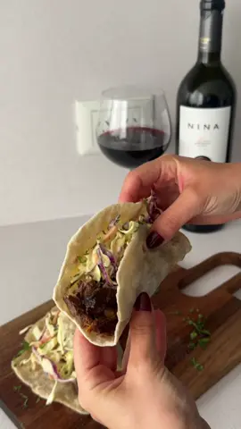 Tacos de carne desmenuzada ❤️ Domingo de cita y que mejor que hacer estos tacos de carne desmenuzada para terminar el finde 🥹 Ingredientes  700 gr de roast beef Una cebolla  Una zanahoria  1 kg de caldo de verduras  Sal, pimienta, pimentón y laurel  Para la masa  1 taza y media de harina 000 Una cucharadita de polvo de hornear  2 cucharadas de aceite  1/2 taza de agua tibia  Sal a gusto  Para acompañarlos hice coleslaw con aderezo de queso crema, leche y mostaza 😮‍💨 Y nada mejor que acompañarlo con un vino de @bodega.nina que va perfecto con estos tacos riquísimos 🏹 Mi elegido Cabernet Franc 🖤