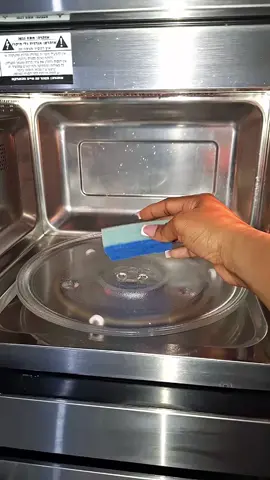 The secret to clean your microwave in 2 minutes! #homehacks 