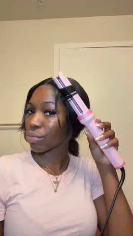 😭😭😭 honestly don’t know if I’ll ever be able to curl my hair you need this in your life — even if love is complicated 😂” #TikTokShop #AutomaticCurlingIron #HairTok #TikTokMadeMeBuyIt #viralfinds 