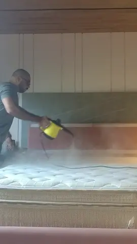 O vaporizador e higienizador Vapor Top Clean é uma ferramenta indispensável para a limpeza residencial. Além de ser ideal para limpar tapetes, carpetes, cortinas, tecidos e estofados, também pode ser usado para higienizar cozinhas e banheiros, pois o mesmo vapor que dissolve a gordura de vidros, azulejos, grelhas e fogões, pode ser aplicado nos rejuntes do banheiro e da área de serviços.