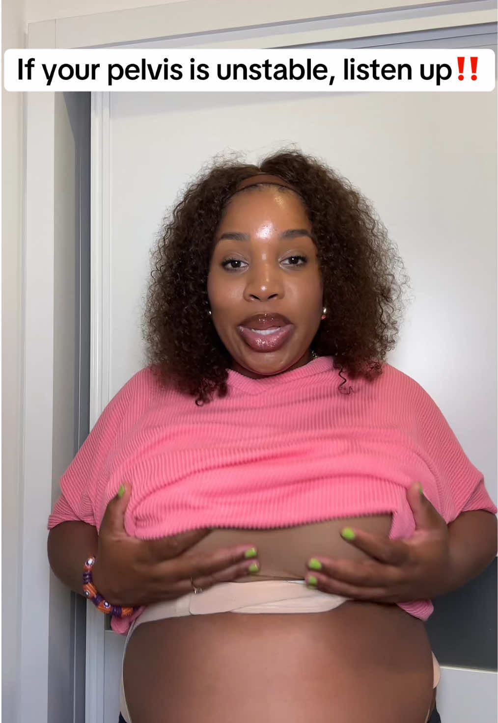 This belly band is chiropractor recommended.  #momcozy #bellyband #pregnancymusthaves #pregnantlife 