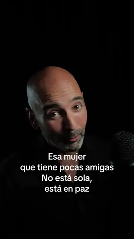 Esa mujer que tiene pocas amigas no está sola… está en paz consigo misma. . . . . #empoderada #amorpropio #noestoysola 