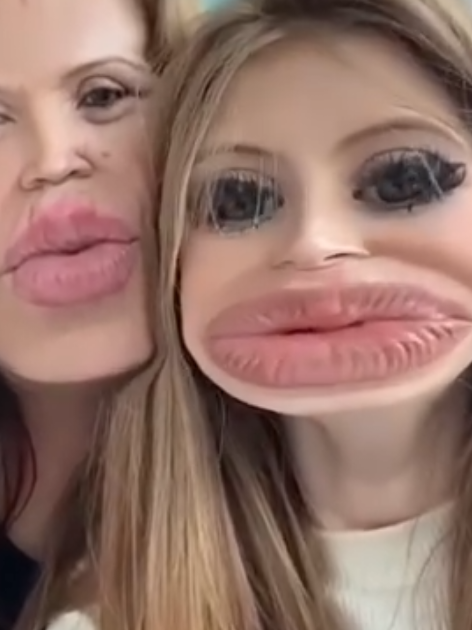 Rir é o melhor remédio diz um antigo ditado...Então vamos rir por as Julias não perdem a chance de fazer palhaçadas...kkk #Comédia #engraçado #Risos #ModeloJulinha #VovóJulia 