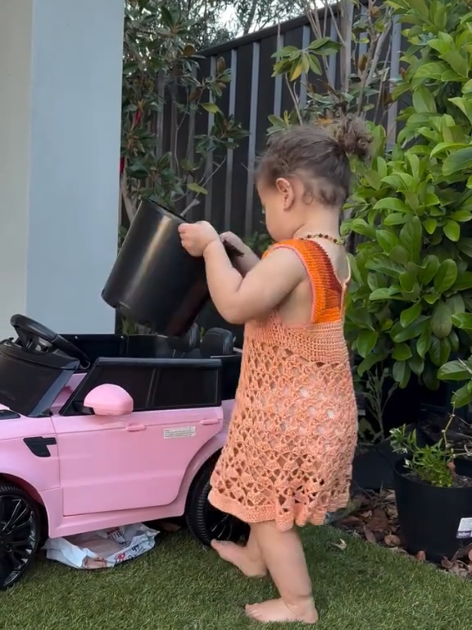 ngangkat pot segede itu dia kuat loh 😄😅 #briella #foryoupage #baba 