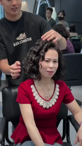 Chị em tóc ngắn mà thấy kiểu uốn cụp truyền thống hơi “hiền” rồi thì qua Đăng Thụ Hair Salon đổi gió ngay kiểu xoăn heppi nha 💕 Mái tóc bồng bềnh, tự nhiên mà vẫn giữ nét thanh lịch – sang xịn hết nấc, diện thu đông là chuẩn bài luôn đó chị em! ✨ Một chút thay đổi, một phiên bản tự tin hơn – tóc đẹp rồi, khí chất cũng khác liền nha 💫 #ĐăngThụHairSalon #XoănHeppi #TócĐẹpQuếVõ #LayerĐẹp #TócĐẹpBắcNinh