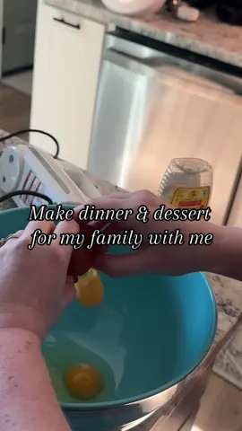 First time hosting for my family and cooking for everyone! Everything turned out so good and discovered I really enjoy baking 🥰👩🏼‍🍳🧁 #baking #cooking #family #hostingera 