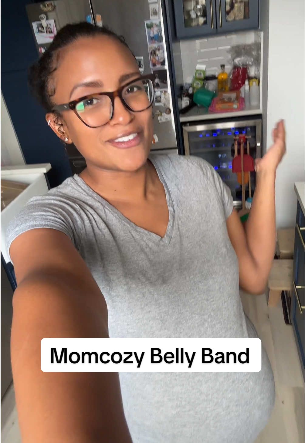 Belly band @Momcozy Official #pregnancybackpain #pregnantlife #backsupport #bellyband #hippainrelief 