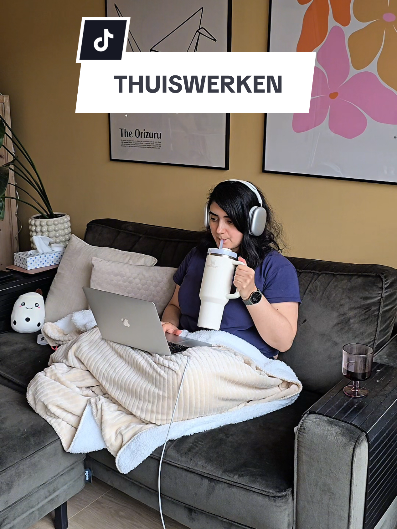 Antwoorden op @shabanarahimi18 Ik werk het liefst vanuit huis. 👩🏻‍💻💕 Eén keer per week naar kantoor is voor mij precies goed. Hoe doe jij dat? Team thuiswerken of team kantoor? Of allebei een beetje? 👀 #thuiswerken #kantoorbaan #hybridewerken #werkleven #workfromhome 
