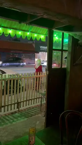 Caught in the act 🤣 @Black Lagoon @☂️  . . . #deathbecomesher #madeleineashton #merylstreep 