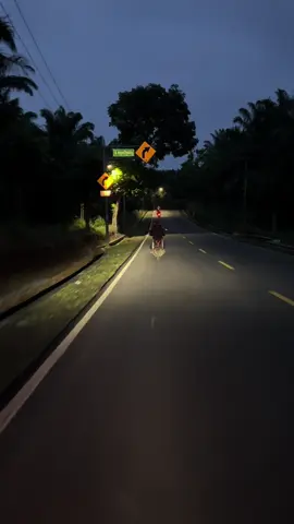 #cigudeg#bogorbarat #bogorjawabaratindonesia #kebunsawitcigudeg #jalansepimalam suasana subuh, jalan raya sawit ci gudeg bogor barat. Jalan yg di rindukan ___