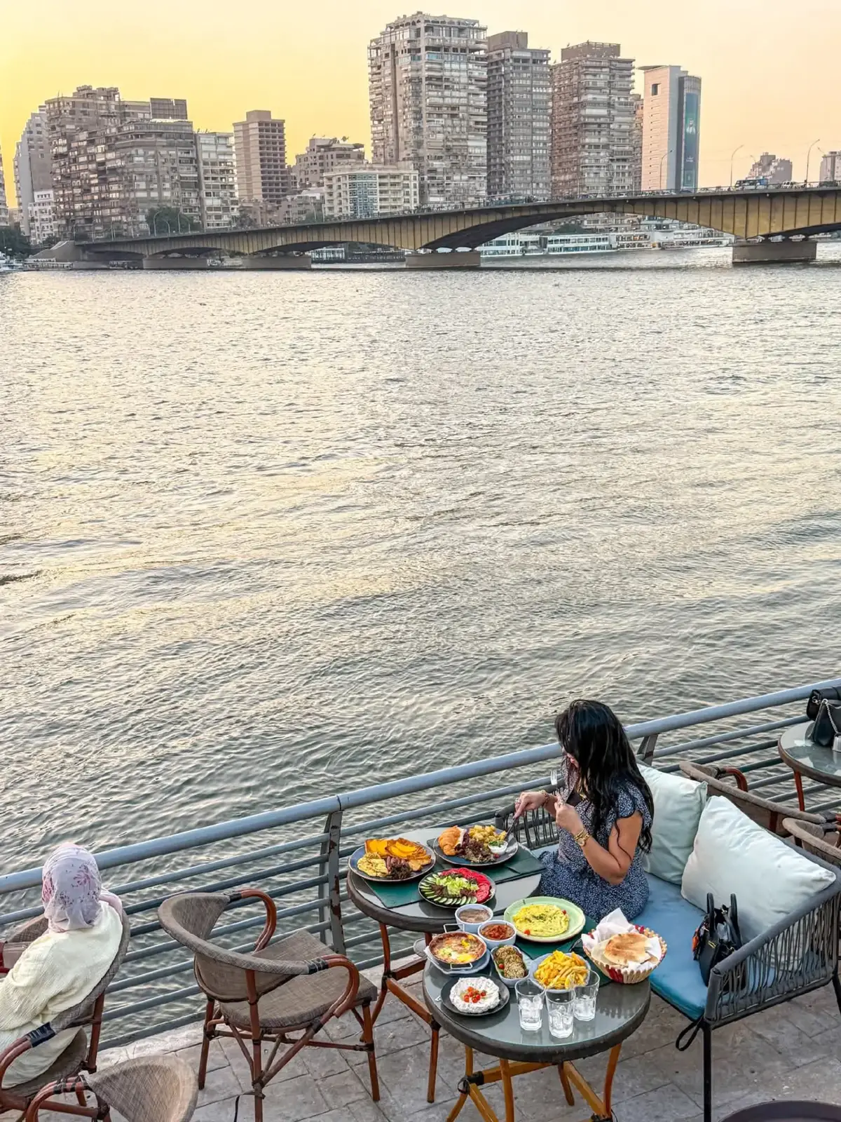 القعدة على النيل بتخلي كل حاجة طعمها احلى 😍 و في Volo’s Cafe انت بتبقى شايف النيل من ٣ مستويات  في قعدة على النيل مباشرة جنب المياة 🌊  و في تراس على النيل، و في كمان روف “مش كتير يعرفوه” بيشوف View اوسع من فوق .. منظر حلو اوي .. فولوز  المنيل  عبد العزير ال سعود