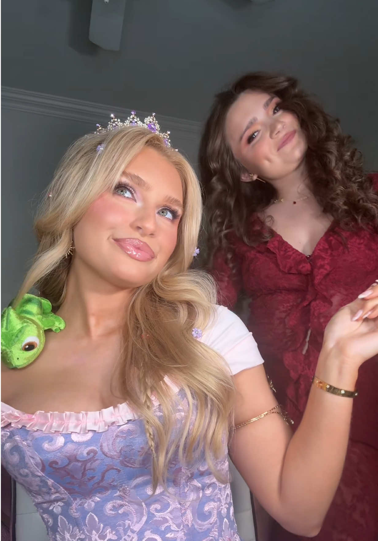 We have lots of Halloween transitions 😝 #rapunzel #mothergothel #halloween #halloweencostume @Amelia Jones 