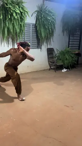 Instrutor Caputino ✨. . .  Chama🔥🙅🏾‍♂️ . . . Insta: Caputino_vmb  . . #capoeira #treino #motivation #disciplina #luta 