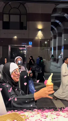 اسكريم ورد المدينة تحت فندق جراند بلازا جهة الشمالية من الحرم بوابة 339📍🌸🌸🌸🌸🍦
