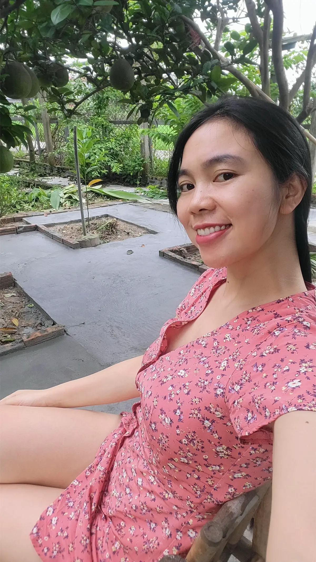 TikTok “ting” gợi ý: “Đăng khoảnh khắc đón bình minh đẹp mê hồn đi! 🌅”. Tôi dậy sớm, mặt mộc 100%, tóc rối gió thoảng. Chạy ra khoảnh vườn, trời ửng hồng, nắng vàng len qua mây. Selfie tự nhiên: mắt long lanh, má hồng vì lạnh, nụ cười rạng rỡ. Chụp mấy tấm ảnh : “Bình minh đẹp hay tôi đẹp hơn? No filter, just glow! #SunriseChallenge 💖🌞”. Like mưa rơi, comment: “Cả hai đẹp lung linh!”. Yêu bản thân mộc mạc thế này! ✨ #kimlien #dokimlien #doquyen #hoadoquyen 