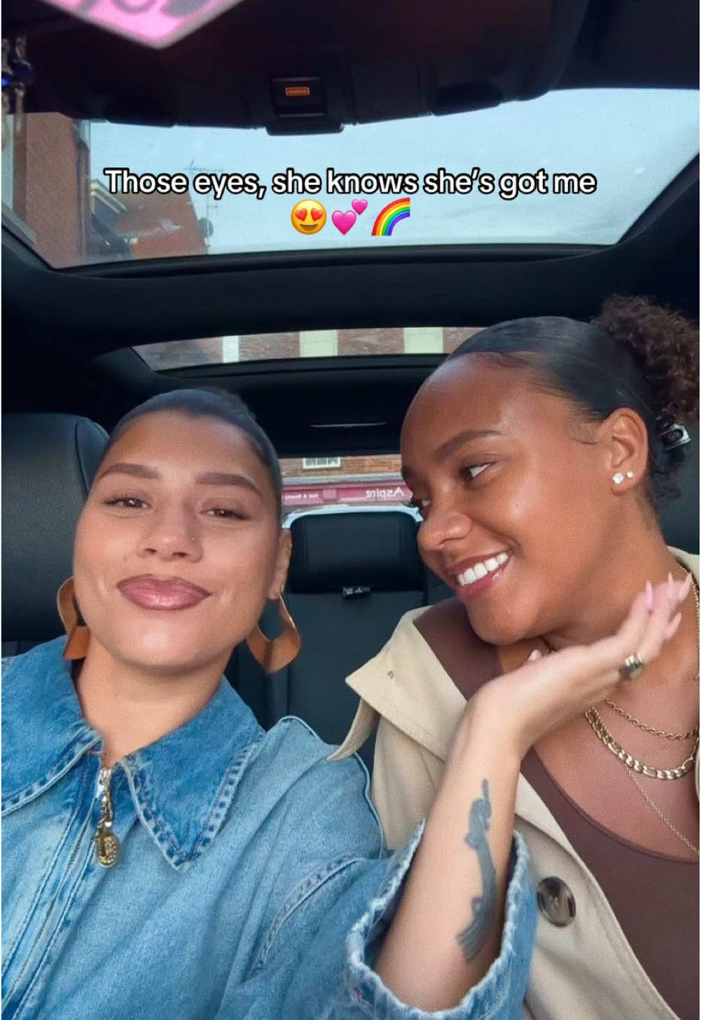 And the smile. Damn. #lesbiansoftiktok #wlw #lgbt🌈 