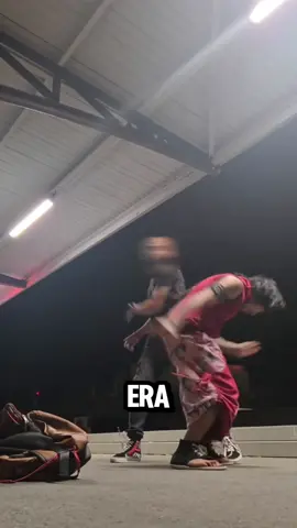 Esse cara escolheu a pessoa errada pra mexer 😬😬