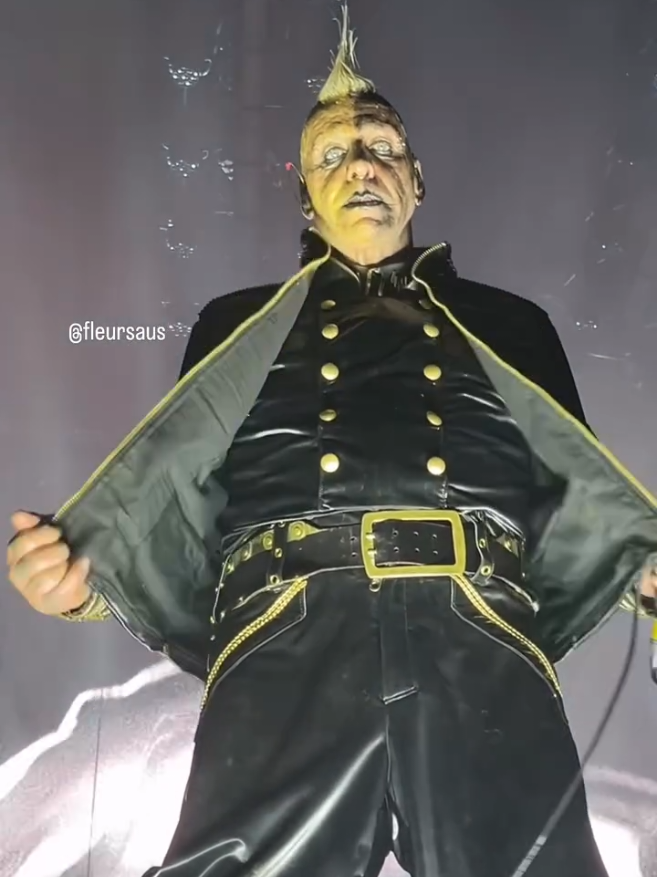 Rammstein - Till Lindemann take the clothes off in the stage Live Belgium 2025 #rammstein #tilllindemann #lindemann #metal #раммштайн 