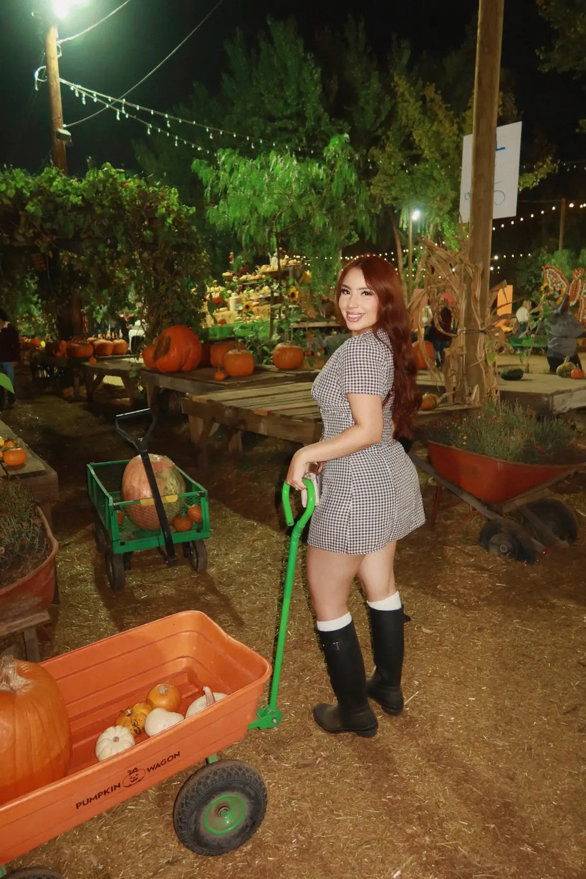 God’s beauty is in every season 🧡🍂 #OOTD #fall #pumpkinpatch #hunterboots #fyp 