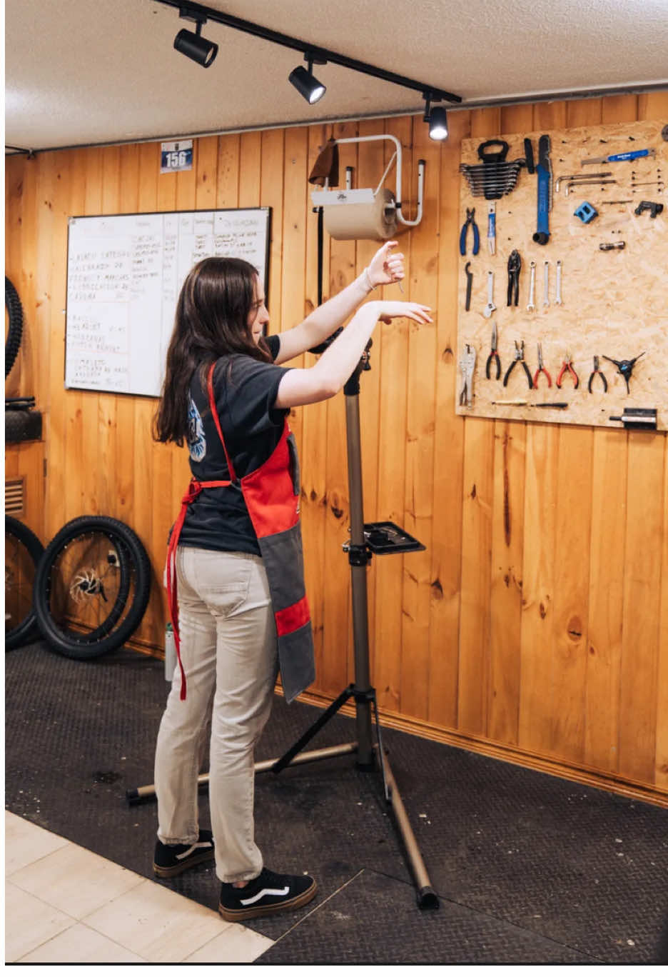 Haciéndole mantenimiento a la bici que nunca llegó… del cliente que nunca vino 😅 Historias del taller en CFMB, donde igual no perdemos el humor ni las ganas de pedalear 🚴‍♂️⚙️ . . . . . . #CFMB #MecánicaDeBicicletas #HistoriasDelTaller #CiclistasEcuador #BikeLife 