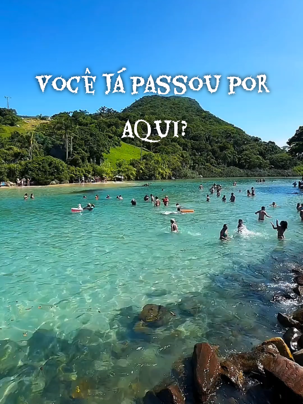 Entre o Matadeiro e a Armação existe um canal que parece saído de um sonho 😍 Água cristalina, natureza e paz — o verdadeiro paraíso de Floripa 🌴✨ Florianópolis - SC 🌎 #florianopolis #natureza #floripa #sc #sunset 