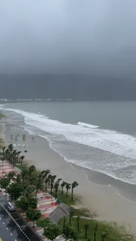 Another wave of heavy rain has arrived… My heart aches for Central Vietnam, where people are still struggling against the storms. Now more than ever, they truly need our love and support ❤️#vietnam #danang #lụtmiềntrung #lũlụt #mưa 