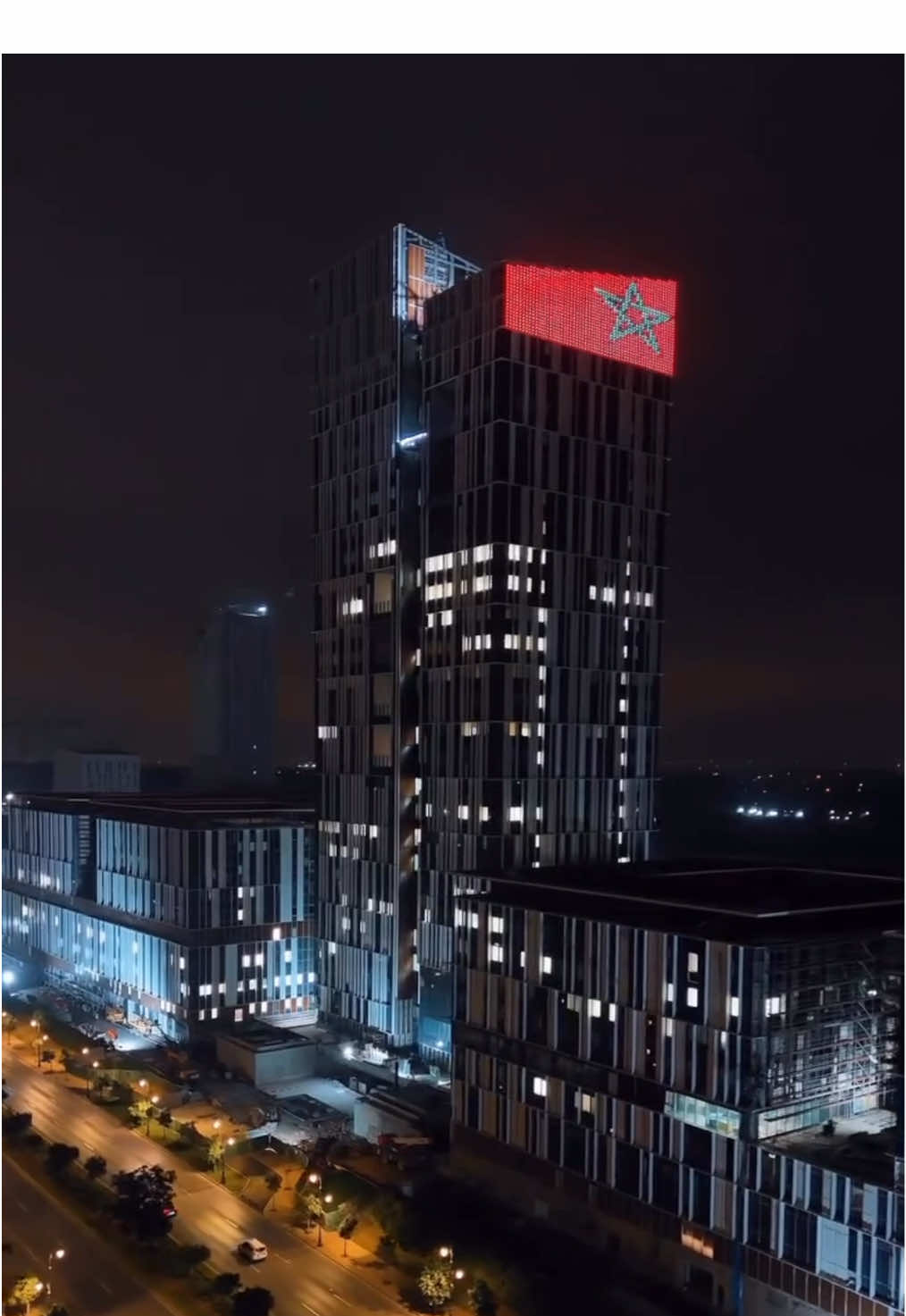 ⁨	🚨 قريباً فـ الرباط… التدشين الكبير! 🇲🇦 🏥 المستشفى الجامعي الدولي محمد السادس – HUIM6-Rabat مشروع عملاق كيجمع بين مستشفى حديث و جامعة للعلوم الطبية والصحية. هدفو: رعاية صحية عالمية، تكوين الأطر، وتشجيع البحث العلمي. ✨ شنو هو HUIM6؟ مشروع ضخم كيمتد على مساحة تقارب 280 000 متر مربع، وبقدرة استيعابية أولية حوالي 600 سرير. كيهدف إلى تقديم رعاية صحية عالمية المستوى، وتكوين أطر طبية مغربية مؤهلة، وتشجيع البحث والابتكار فمجال الطب والعلوم الصحية. 📍 الموقع: وسط العاصمة الرباط، جزء من المجمع الجامعي الطبي FM6SS. 🩺 الخدمات: طوارئ مفتوحة 24/7 ⏰ أقسام حديثة: جراحة، تصوير طبي، عناية مركزة، توليد، أمراض مزمنة… مواعيد الاستشارة: الإثنين – الجمعة ⏰ 08:00 – 20:00 السبت ⏰ 08:00 – 13:00 📞 للمعلومات والمواعيد: 05 29 09 11 11 🌟 HUIM6-Rabat: الجيل الجديد من الصحة فالمغرب! 🇲🇦 يجمع بين التكنولوجيا، التعليم، وراحة المواطن. Drone videographer: ‪@cozy.fee‬  #HUIM6 #Rabat #Morocco #Santé #rabatlive ⁩